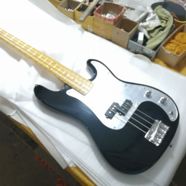 gyjb6010 black color precision bass electric guitar, solid body, maple fretboard, chrome hardware 4 string , silver mirror pick guard,
gyjb6010 black color precision bass electric guitar, solid body, maple fretboard, chrome hardware 4 string , silver mirror pick guard,