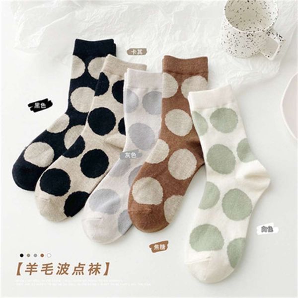 rue autumn and winter color versatile large wave point wool women's socks middle tube, Black;white
rue autumn and winter color versatile large wave point wool women's socks middle tube, Black;white