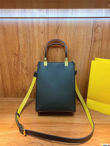 fashion design rectangular tote bag small tortoiseshell handle personalized shoulder bags letter printing decoration solid color handbag men
fashion design rectangular tote bag small tortoiseshell handle personalized shoulder bags letter printing decoration solid color handbag men