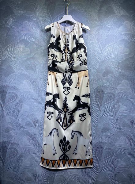 spring 2022 new print vest with skirt set, White
spring 2022 new print vest with skirt set, White