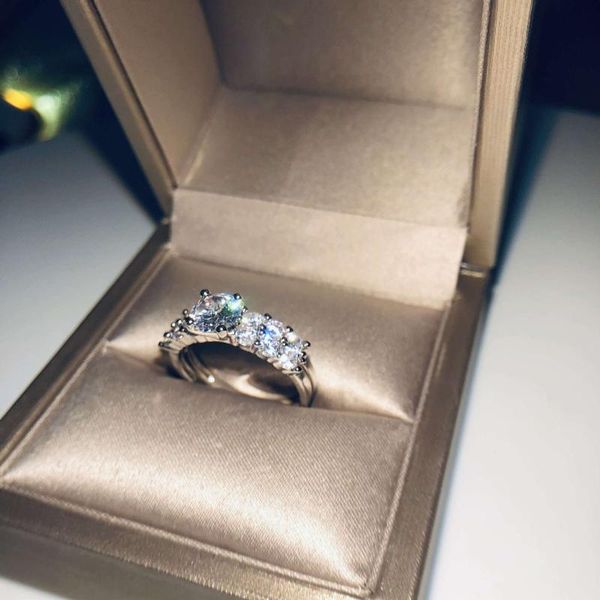 wedding rings fashion double row big round zircon for women filled white crystal ring female dainty jewelry gift, Slivery;golden
wedding rings fashion double row big round zircon for women filled white crystal ring female dainty jewelry gift, Slivery;golden