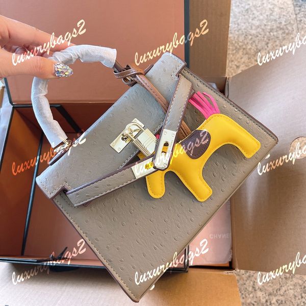 luxury designer handbags shoulder bags genuine leather ostrich 7 colors with silk scarf and horse decorations women hourglass bag
luxury designer handbags shoulder bags genuine leather ostrich 7 colors with silk scarf and horse decorations women hourglass bag