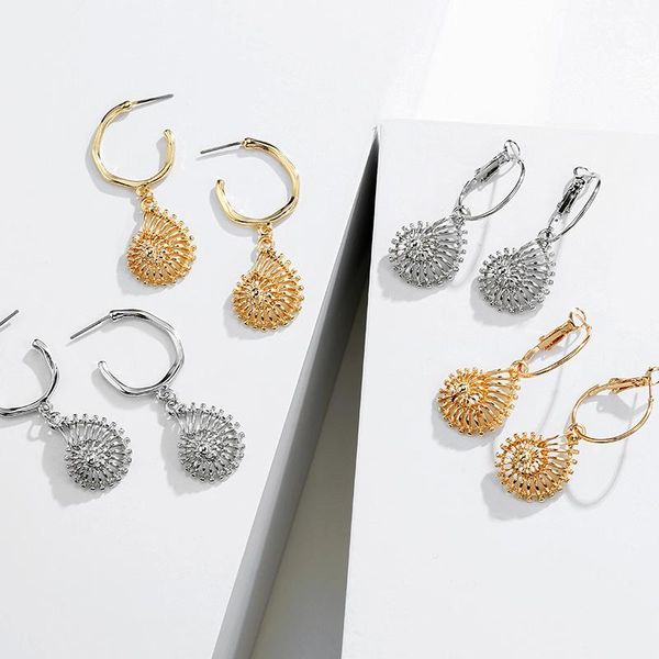 1pair trendy alloy conch shell hoop earrings for women girl unique hollow snail animals pendant big circle jewelry e140 & huggie, Golden;silver
1pair trendy alloy conch shell hoop earrings for women girl unique hollow snail animals pendant big circle jewelry e140 & huggie, Golden;silver