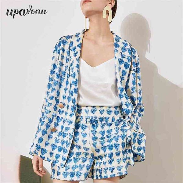 elegant women's satin printed blazer set lapel long sleeve double breasted & high waist shorts 210524, White
elegant women's satin printed blazer set lapel long sleeve double breasted & high waist shorts 210524, White