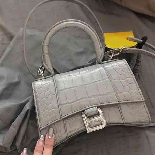 motorcycle handbag classic balencaigass luxurys women's designer bag crocodile half crossbody moon small tote clutch vintage shoulder b
motorcycle handbag classic balencaigass luxurys women's designer bag crocodile half crossbody moon small tote clutch vintage shoulder b