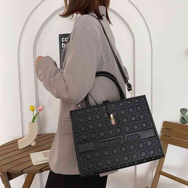 2022 latest models designer handbags on clearance tote women's large capacity messenger single shoulder portable
2022 latest models designer handbags on clearance tote women's large capacity messenger single shoulder portable