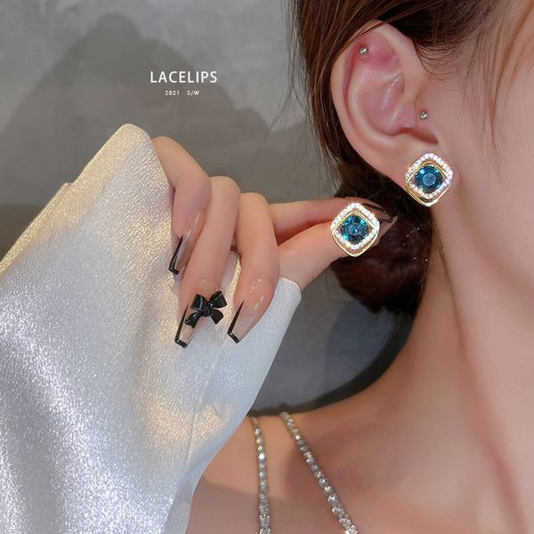 luxury high-grade pure diamond blue crystal super fairy earrings women's luxury temperament personality earringscelebrity ear jewelry, Golden;silver
luxury high-grade pure diamond blue crystal super fairy earrings women's luxury temperament personality earringscelebrity ear jewelry, Golden;silver