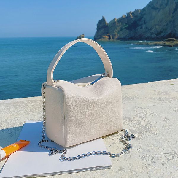 shopping high-grade soft niche bag female 2021 summer new fashion chain small square bag all-matching shoulder shopping bag
shopping high-grade soft niche bag female 2021 summer new fashion chain small square bag all-matching shoulder shopping bag
