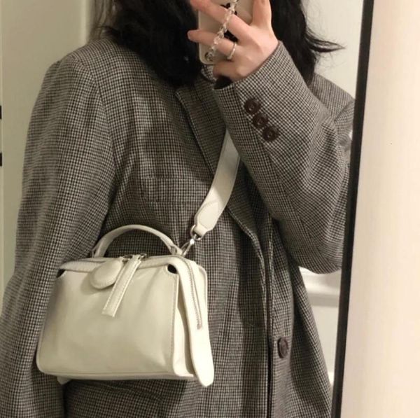 2021 spring cream locomotive bag simple and versatile chi menger korean single shoulder portable women's
2021 spring cream locomotive bag simple and versatile chi menger korean single shoulder portable women's