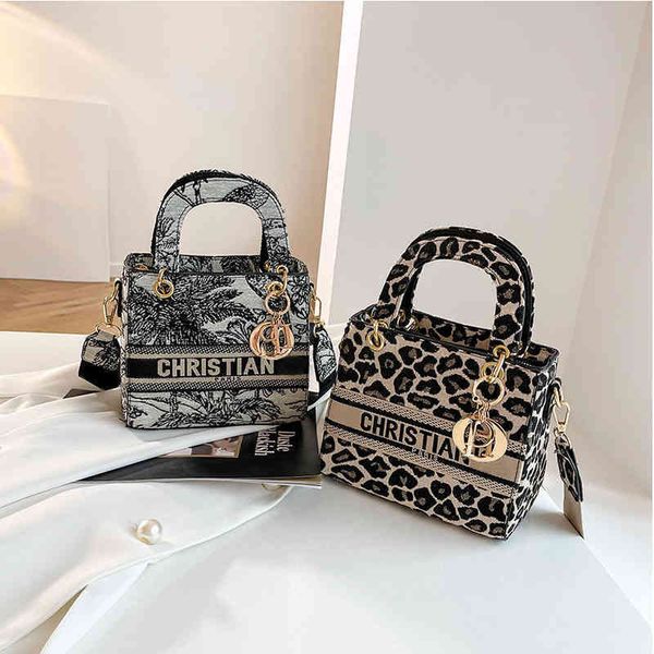 embroidery princess bag metal pendant new hand small square retro red shoulder letter messenger purses
embroidery princess bag metal pendant new hand small square retro red shoulder letter messenger purses