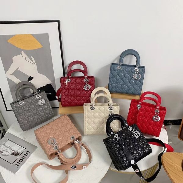 sheepskin pattern 5-grid princess of burden 2021 new ins fashion women's bag lingge single shoulder messenger portable tote bag
sheepskin pattern 5-grid princess of burden 2021 new ins fashion women's bag lingge single shoulder messenger portable tote bag