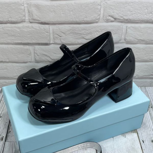 women designer dress shoes luxury lady black low heel patent leather pumps the triangle element decorates toe characterized by a elegant cha
women designer dress shoes luxury lady black low heel patent leather pumps the triangle element decorates toe characterized by a elegant cha