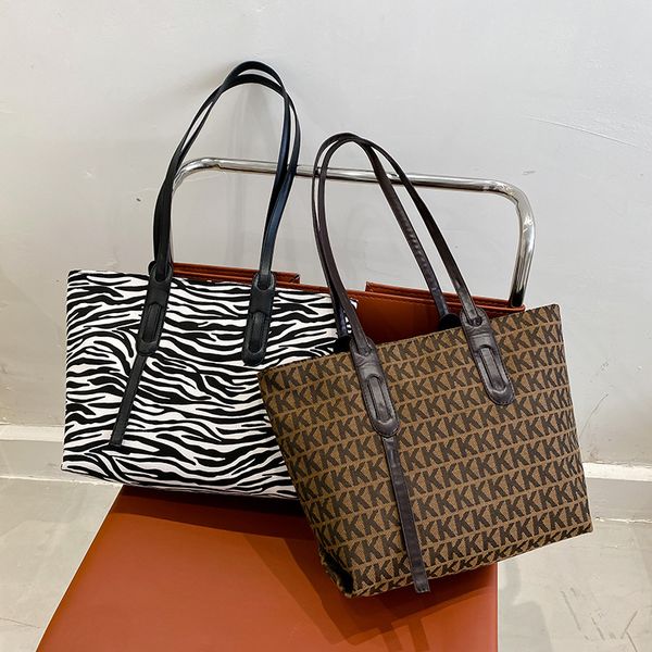 2021 new ins trend korean fashion hand large capacity women's tote net red letter shoulder bag
2021 new ins trend korean fashion hand large capacity women's tote net red letter shoulder bag