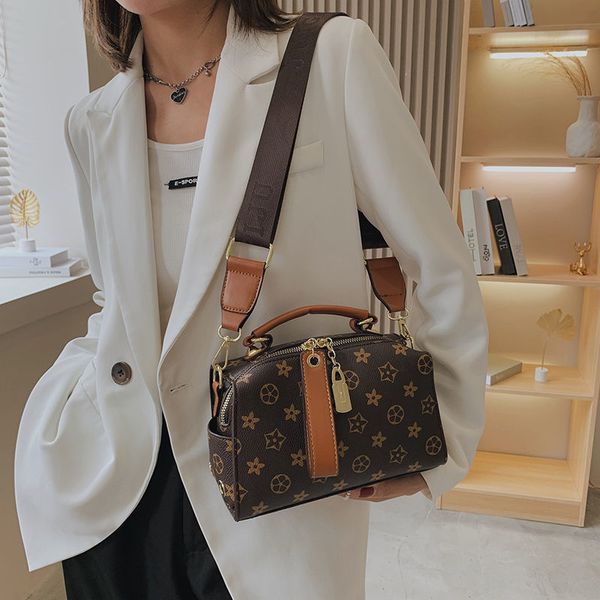 daily bag womens bag 2023 autumn new retro messenger bag handbag versatile western style presbyopic broadband pillow
daily bag womens bag 2023 autumn new retro messenger bag handbag versatile western style presbyopic broadband pillow