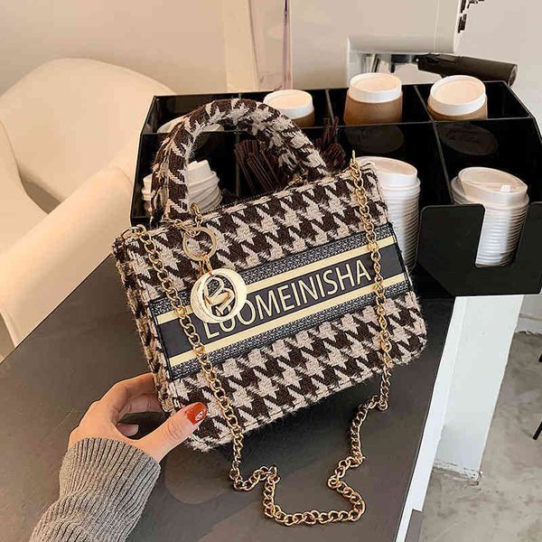 2022 factory wholesale new model autumn and winter small bag women's red woolen cloth portable square single shoulder bag
2022 factory wholesale new model autumn and winter small bag women's red woolen cloth portable square single shoulder bag