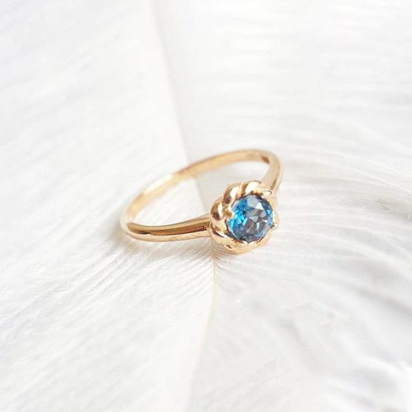 wedding rings simple sterling material geometrious navy blue treasure ring inlaid zircon twist female anillos mujer bague femme, Slivery;golden
wedding rings simple sterling material geometrious navy blue treasure ring inlaid zircon twist female anillos mujer bague femme, Slivery;golden