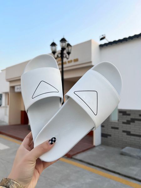 2022 designer leather slippers with rubber spiked soles and screen printed triangular logo black and white sandals size 35-41
2022 designer leather slippers with rubber spiked soles and screen printed triangular logo black and white sandals size 35-41