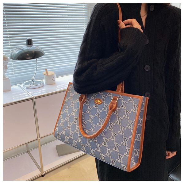 luxury handbags women's 2021 new fashion one shoulder high capacity bag jacquard design commuter tote bag
luxury handbags women's 2021 new fashion one shoulder high capacity bag jacquard design commuter tote bag