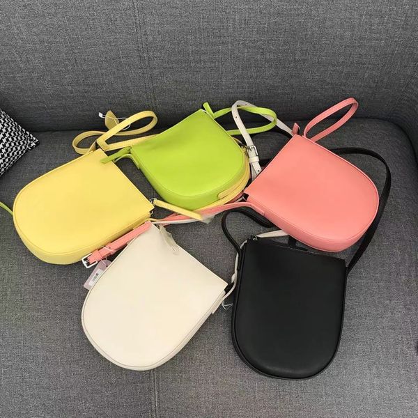 design hand half moon cowhide one shoulder mobile phone women's messenger bag 2021 new trend, Red;black
design hand half moon cowhide one shoulder mobile phone women's messenger bag 2021 new trend, Red;black