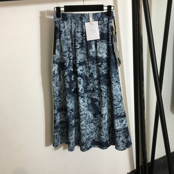 dress spring / summer 2021 side letter webbing stitching forest animal print high waist pleated skirt, White;black
dress spring / summer 2021 side letter webbing stitching forest animal print high waist pleated skirt, White;black