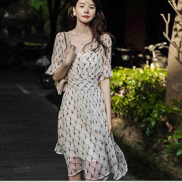 party dresses 2083 niche designer silk wrinkle printing soft and elegant slim short sleeve suspender dress, White;black
party dresses 2083 niche designer silk wrinkle printing soft and elegant slim short sleeve suspender dress, White;black