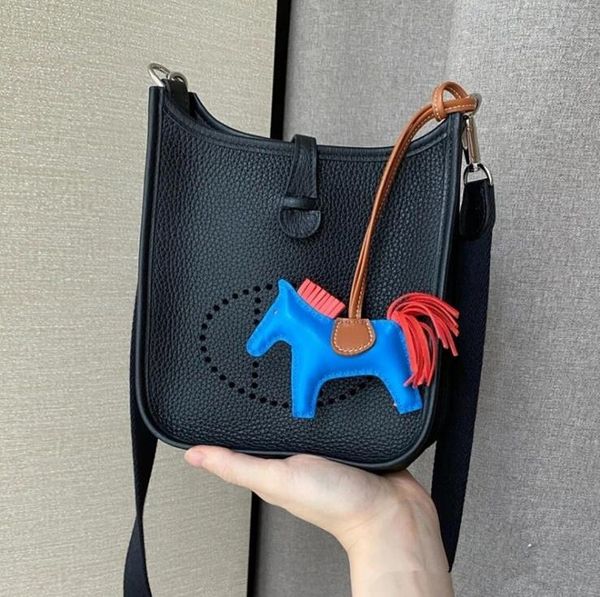 2021 spring/summer hollow bucket bag head layer cowhide lychee pattern leather female shoulder messenger mobile phone bags
2021 spring/summer hollow bucket bag head layer cowhide lychee pattern leather female shoulder messenger mobile phone bags
