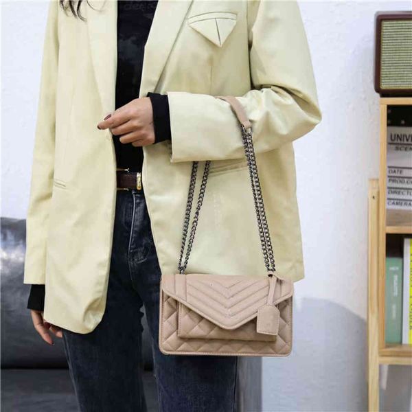 this is a fashionable satchel made by french designers. the bag has three colors to choose from, including classic icons
this is a fashionable satchel made by french designers. the bag has three colors to choose from, including classic icons