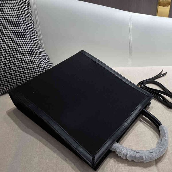evening bags designer handbags tote bag luxury crossbody shoulder handbag fashion brand high-quality canvas with the original box size 28x33
evening bags designer handbags tote bag luxury crossbody shoulder handbag fashion brand high-quality canvas with the original box size 28x33
