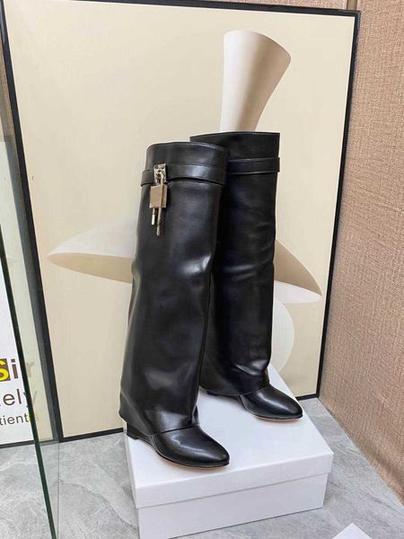 2022 designer woman shark lock pant ankle boots lady leather boot fashion catwalk high heel, Black
2022 designer woman shark lock pant ankle boots lady leather boot fashion catwalk high heel, Black