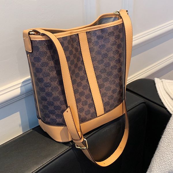 factory direct sale 75% off large capacity women's 2021 new autumn and winter versatile single shoulder commuter advanced sense messeng
factory direct sale 75% off large capacity women's 2021 new autumn and winter versatile single shoulder commuter advanced sense messeng
