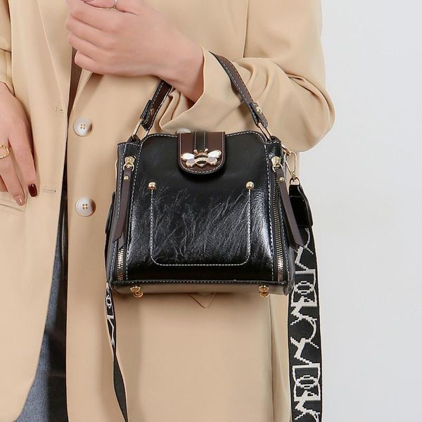 evening bags 2021 fashion women square lock sac leisure pu leather wide shoulder bag luxury small bee woman messenger crossbody rivet
evening bags 2021 fashion women square lock sac leisure pu leather wide shoulder bag luxury small bee woman messenger crossbody rivet