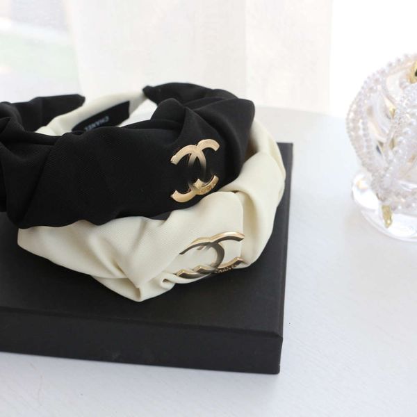 black white fabric, hair, fragrance, grandma, wind, wrinkle, wide edge, band,, Black;brown
black white fabric, hair, fragrance, grandma, wind, wrinkle, wide edge, band,, Black;brown