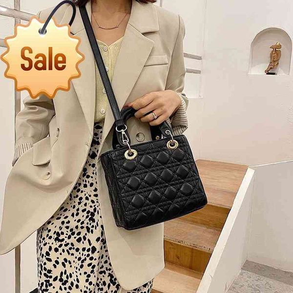fashion small bag women's 2021 diana bag embroidered thread handbag tide letter single shoulder messenger bag
fashion small bag women's 2021 diana bag embroidered thread handbag tide letter single shoulder messenger bag