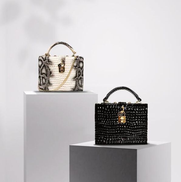 wholesale women leather shoulder bag vintage alligator handbag elegant embossed leathers banquet dress handbags personality serpentine chain, Black;red
wholesale women leather shoulder bag vintage alligator handbag elegant embossed leathers banquet dress handbags personality serpentine chain, Black;red