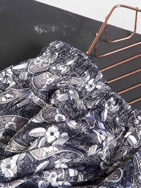 capri mulberry heavy silk satin retro waist flower to mother-in-law pocket radish casual pants, Black;white
capri mulberry heavy silk satin retro waist flower to mother-in-law pocket radish casual pants, Black;white