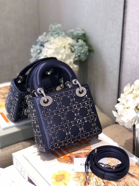 classic ladies bag 7a high-end customized quality silk diamond fashion business casual style with long straps, Black;red
classic ladies bag 7a high-end customized quality silk diamond fashion business casual style with long straps, Black;red