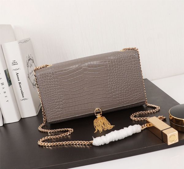 2021 luxury fashion clamshell bag small handbag lady famous brand designer messenger bag lady shoulder bag leather chain lady handbag 1216
2021 luxury fashion clamshell bag small handbag lady famous brand designer messenger bag lady shoulder bag leather chain lady handbag 1216