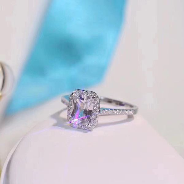 2021 luxury womens wedding rings fashion gemstone engagement rings for women jewelry simulated diamond ring for wedding with box, Slivery;golden
2021 luxury womens wedding rings fashion gemstone engagement rings for women jewelry simulated diamond ring for wedding with box, Slivery;golden