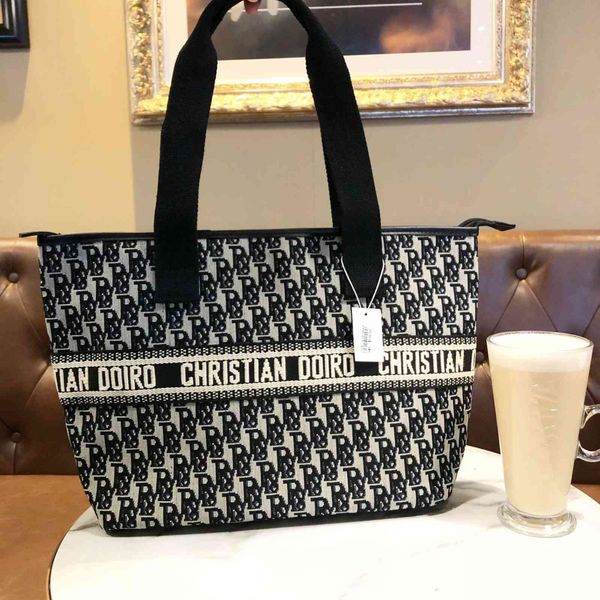 handbag fog flower black and white letter single shoulder backpack large capacity a4 file bag fashion canvas mommy work commuter, Black;red
handbag fog flower black and white letter single shoulder backpack large capacity a4 file bag fashion canvas mommy work commuter, Black;red