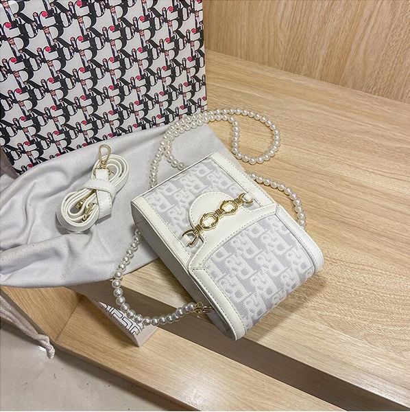 wholesale women chain bag sweet and lovely pearl beads mobile phone bags summer small fresh printed coin purse street personalized color mat, Red;black
wholesale women chain bag sweet and lovely pearl beads mobile phone bags summer small fresh printed coin purse street personalized color mat, Red;black
