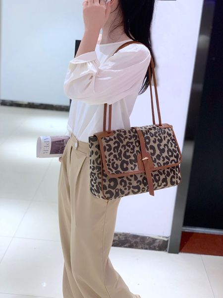 leopard armpit 2021 large capacity one shoulder hand fashion versatile autumn and winter new women's big bag
leopard armpit 2021 large capacity one shoulder hand fashion versatile autumn and winter new women's big bag