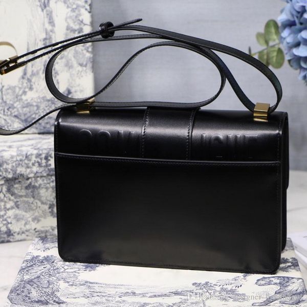 classic three-dimensional embossed letter handbag fashion clamshell golden lock diagonal bag with box
classic three-dimensional embossed letter handbag fashion clamshell golden lock diagonal bag with box
