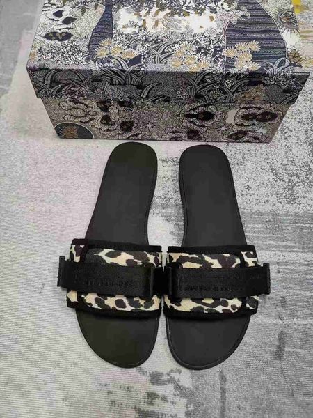 2021 paris women slippers summer beach slides flip flops loafers embroidered slipper with box size35-42, Black
2021 paris women slippers summer beach slides flip flops loafers embroidered slipper with box size35-42, Black