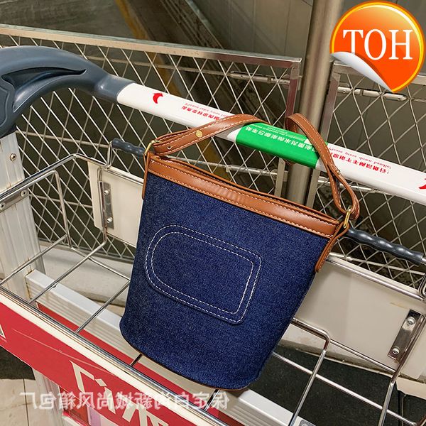 d letter canvas bucket bag women's 2021 simple fashion single shoulder large capacity contrast color hand-held armpit
d letter canvas bucket bag women's 2021 simple fashion single shoulder large capacity contrast color hand-held armpit