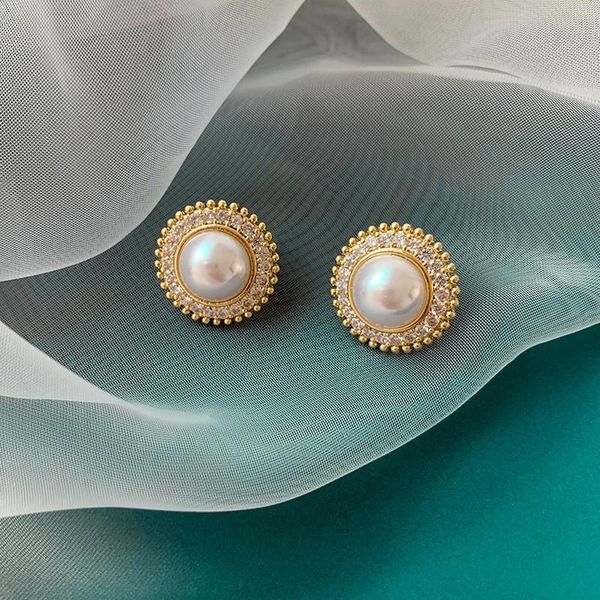 stud vintage imitation pearl gold earrings for woman simple fashion crystal statement female party jewelry gift, Golden;silver
stud vintage imitation pearl gold earrings for woman simple fashion crystal statement female party jewelry gift, Golden;silver