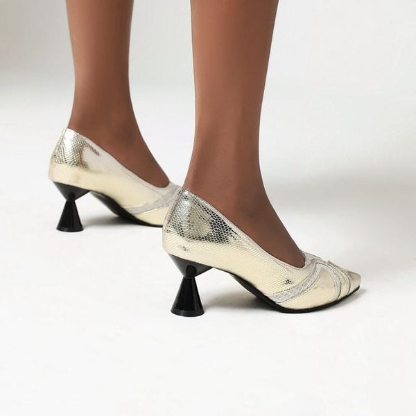 dress shoes spring 2021 french girl black professional tapered heel mid hollow pointed woman
dress shoes spring 2021 french girl black professional tapered heel mid hollow pointed woman