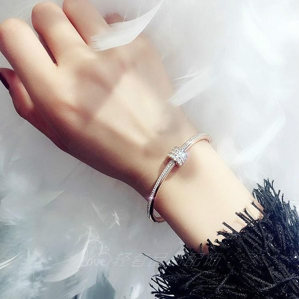 titanium steel fashion rose gold twisted teeth bracelet female non-fading diamond-studded zircon light luxury high-quality net r bangle, Black
titanium steel fashion rose gold twisted teeth bracelet female non-fading diamond-studded zircon light luxury high-quality net r bangle, Black