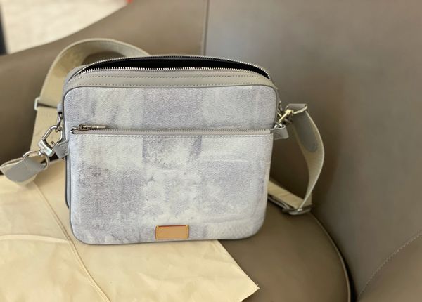new color men's brand designer three-piece camera bag loui messenger bag famous travel postman classic handbag briefcase messenger
new color men's brand designer three-piece camera bag loui messenger bag famous travel postman classic handbag briefcase messenger