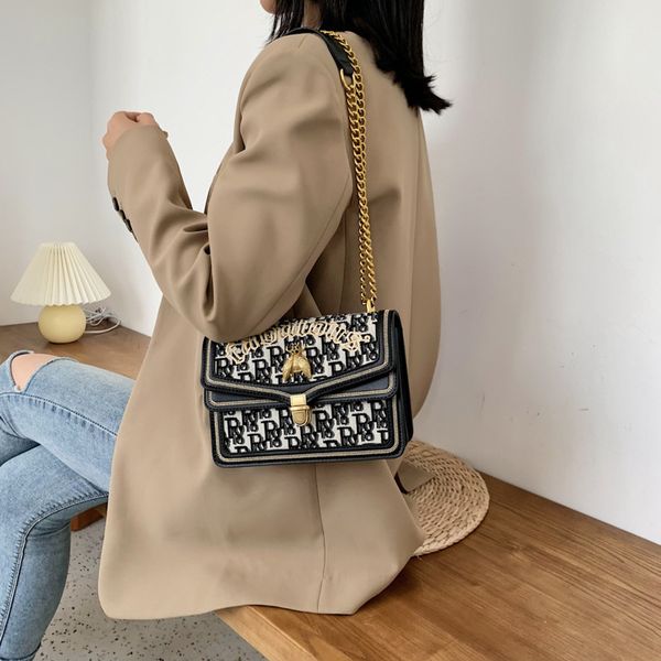 luxury handbags fashion new lock chain red embroidered bee messenger bag
luxury handbags fashion new lock chain red embroidered bee messenger bag