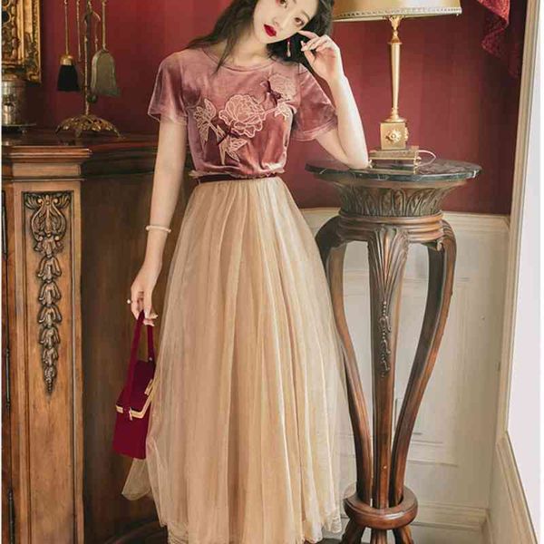 summer women vintage velvet embroidery short sleeve t shirt+ elastic waist mesh mid calf skirts 2pcs set suit 210520, White
summer women vintage velvet embroidery short sleeve t shirt+ elastic waist mesh mid calf skirts 2pcs set suit 210520, White